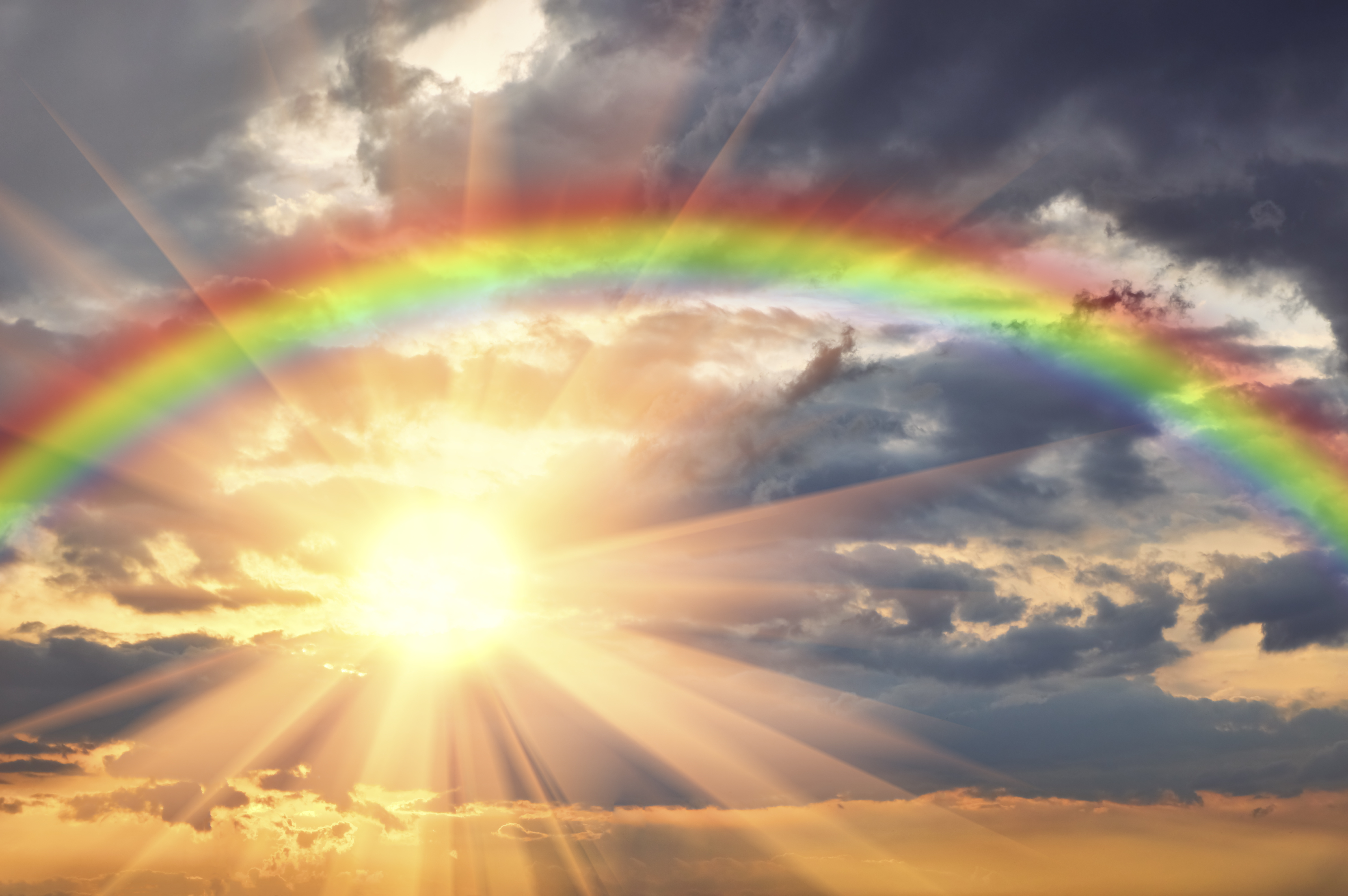 Ciel lumineux avec arc-en-ciel